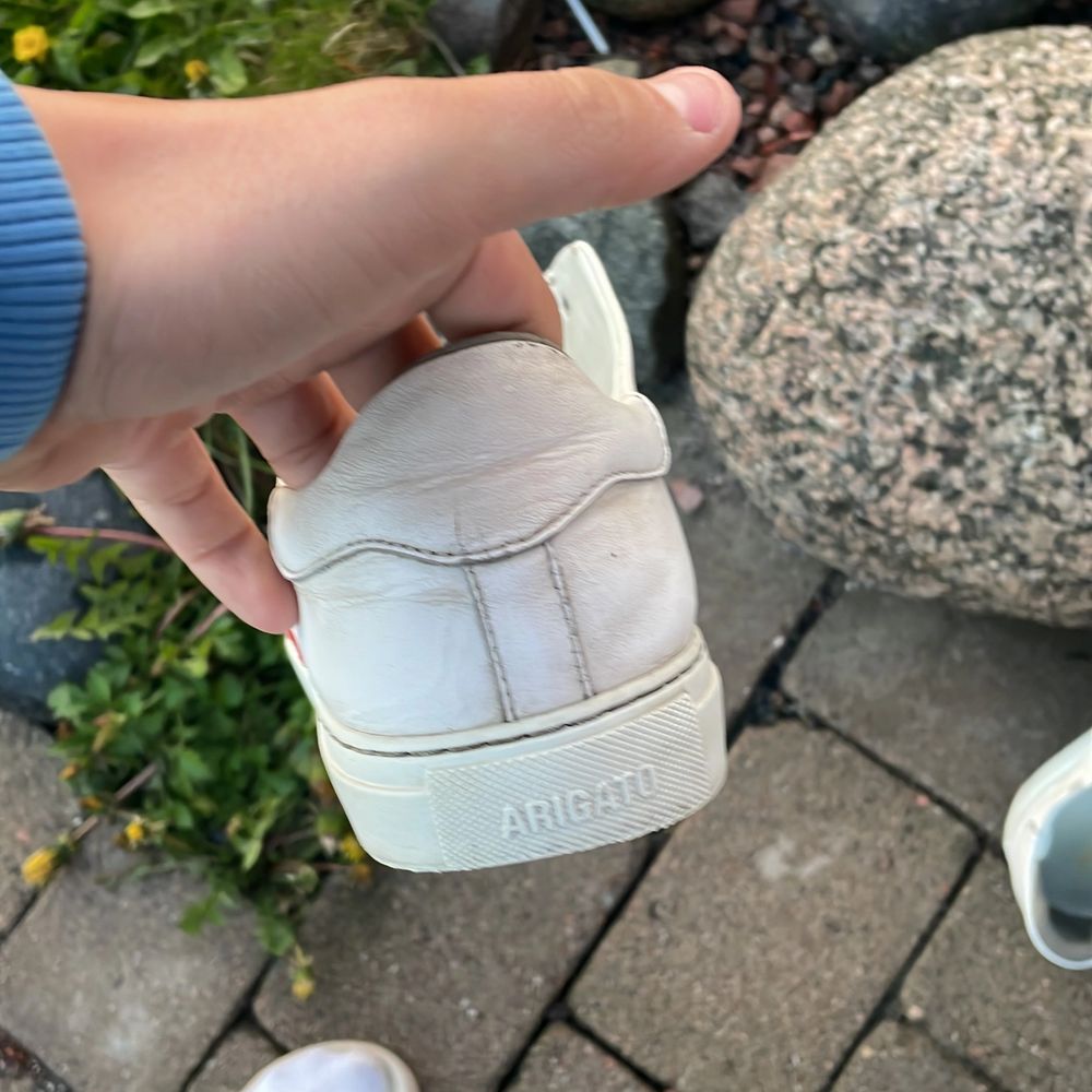 Jag säljer då mina Axel arigato skor då dom är för små för jag 8/10 skick gillar dom jätta mycket bra sommar skor dom är helt äkta originella pris 2200 men säljer dem för 800 är ganska använda och köparen står för frakten . Skor.