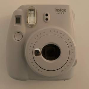 Säljer min polaroid instax kamera då den tyvärr inte kommer till användning så ofta. Den funkar helt felfritt och har inte några synliga skador överhuvudtaget. Köparen står för frakten :)