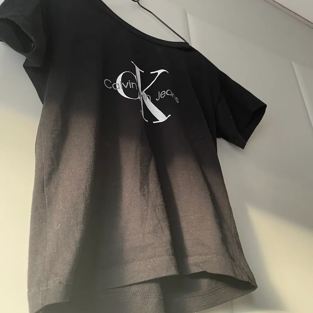 En svart Calvin Klain t-shirt. Storlek xs/s. Skriv vid intresse. . T-shirts.