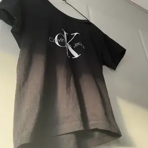 En svart Calvin Klain t-shirt. Storlek xs/s. Skriv vid intresse. 