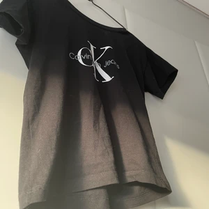Calvin Klein t-shirt  - En svart Calvin Klain t-shirt. Storlek xs/s. Skriv vid intresse. 