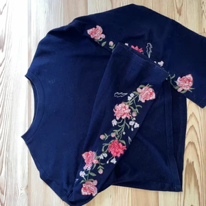 Långärmad tröja med broderier!  - Kortare sweatshirt med utsvängda armar med blommigt broderi. Knappast använd. Passar mig med XS. 