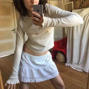 Tröja  - Super skön långärmad tröja med volanger längs ut! Fint skick 💥❤️