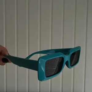 Säljer dessa snygga solglasögon!💙