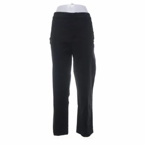 Svarta kostymbyxor  - från sellpy! inga tydliga defekter, passade ej mig
