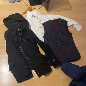 Ytterkläder  - Zara kappa xs 200 kr , barbour väst storlek S 300kr   jeans jacka storlek S eller köpt allt för 600 ! 
