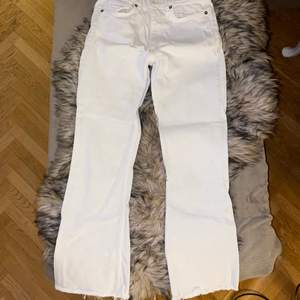 Vita jeans från Zara i storlek 36, dem är en blandning av raka och bootcut i modellen, jag är 162 cm och dem slutar ungefär vid anklarna på mig! 🤍🤍