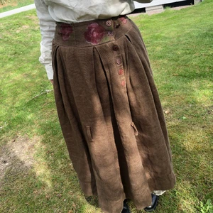 Ewa Iwalla kjol + underkjol - Säljer denna exklusiva kjol från Ewa Iwalla. Den tidigare ägaren har sytt in i bak på grund av storleken. Den har en grå underkjol i batik-modell och rosor i tygtryck vid midjan och kjolkanten! Original priset var ca 3500kr