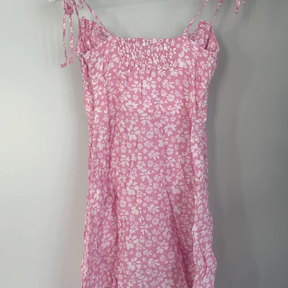 Supersöt rosa blommig klänning från bershka. Använd 1 gång. Passar S. Frakt är INTE inkl i priset. Klänningar.