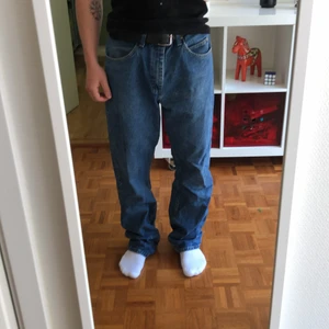 Lee Jeans - Lee Jeans storlek 33x34. Något sletna i hälarna efter jag trampat på dem men det är ju så det ska vara ändå