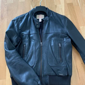 Vintage Levi’s Leather Jacket - Äkta Levi’s skinn jacka i perfekt skick, aldrig använd. Passar XS och även S i svart färg. Pris går att diskuteras, bara att skriva privat.