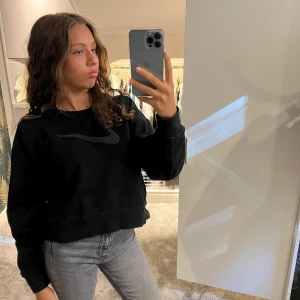 Nike hoodie - ⚠️INTRESEKOLL⚠️Jätte snygg svart swertshirt fårn nike som inte kommer till andvändng, storlek XS, pris kan diskuteras 