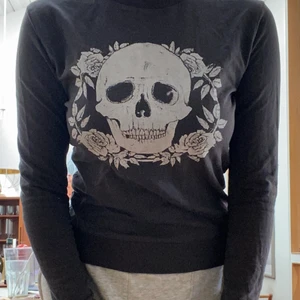 Svart skull-tröja - Svart/mörkgrå tröja med döskalletryck. Änvänd två gånger. Mycket fint skick, inga skador. Från HM divided. 