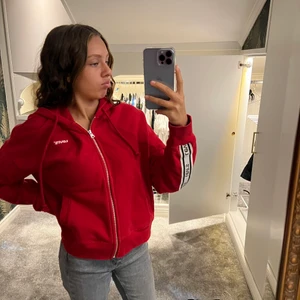 Levis zip hoodie  - Jätte fin röd zip hoddie från levis helt onadvänd fivk den i födelsedagspresent men kommer inte komma till andvändnig, storlek XS men skulle säga att den passar bättre för S