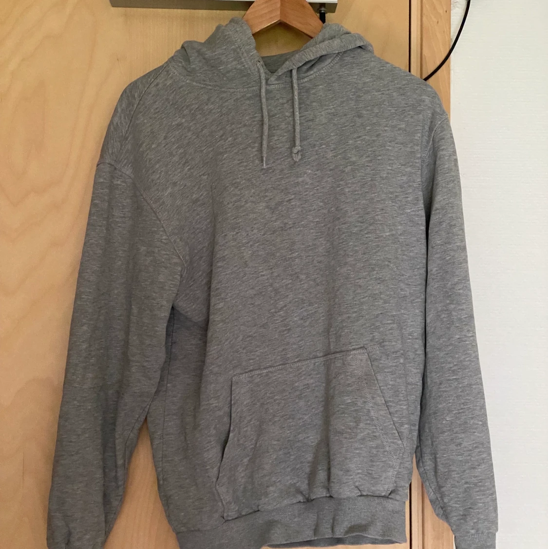 grå hoodie