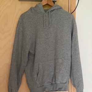 grå hoodie - väldigt skönt grå hoodie, jag använder den inte för att jag tycker att den är för liten. den har ett hål på ryggen som jag kan sy igen innan den skickas.