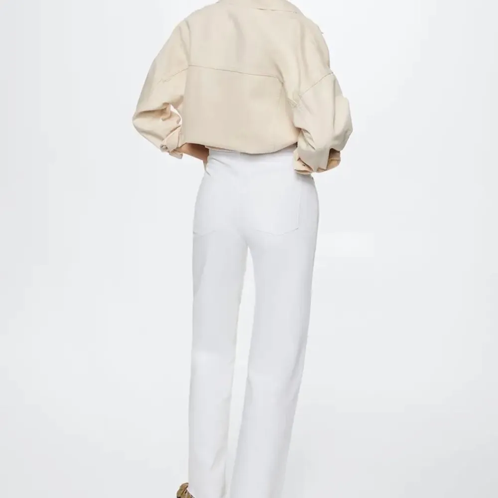 Cream-vita jeans från MANGO, strl. M!!🦋 Superfina, men säljer p.g.a. förstora! Använda ett fåtal gånger!!💘💘 hör av er vid frågor eller fler bilder!!🥰 Köparen står för frakt. Jeans & Byxor.