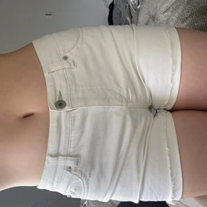 Vita jeansshorts, oui moments - Vita jeansshorts från oui moments. Fint skick, sällan använda. Storlek US6/EU38
