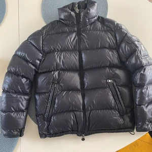 Moncler Jacka (Maya) - Storlek 1/S, 8/10 pga ett litet hål (se bild 3), UNISEX, 3500kr, mörkblå med conkajbrun insida