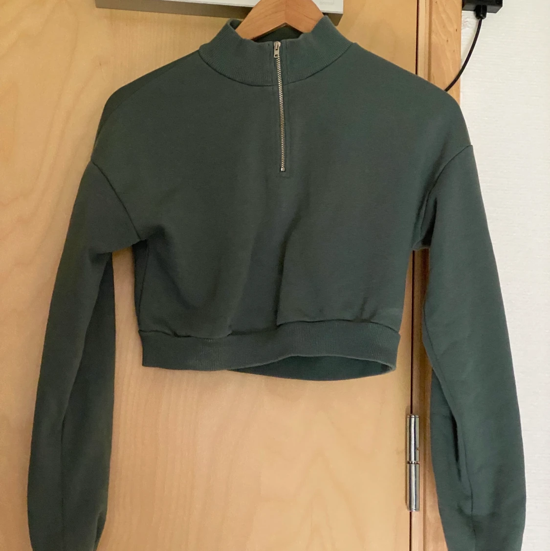 grön croppad sweatshirt 