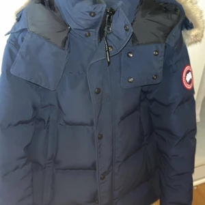 Canada goose  - Säljer min äkta canda goose jacka herr färg blå storlek M