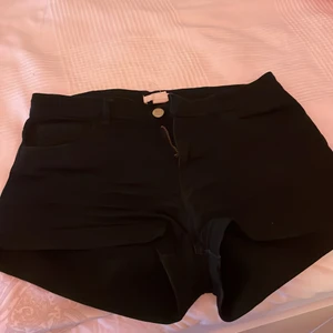 Shorts  - Jättefina hm shorts som tyvärr har blivit för små för mig i storlek 36 