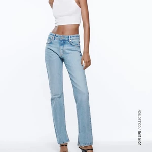 Zara jeans - Ljusblåa Zara-jeans i st: 32, fina och i jättebra skick!