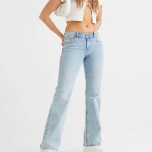 Intressekoll på dessa riktigt snygga low waisted jeans från H&M💕helt slutsålda i stl 34!! Kanske säljer då de är lite långa för min smak på mig som är 160cm, annars jättesnygga (mina egna bilder)💞