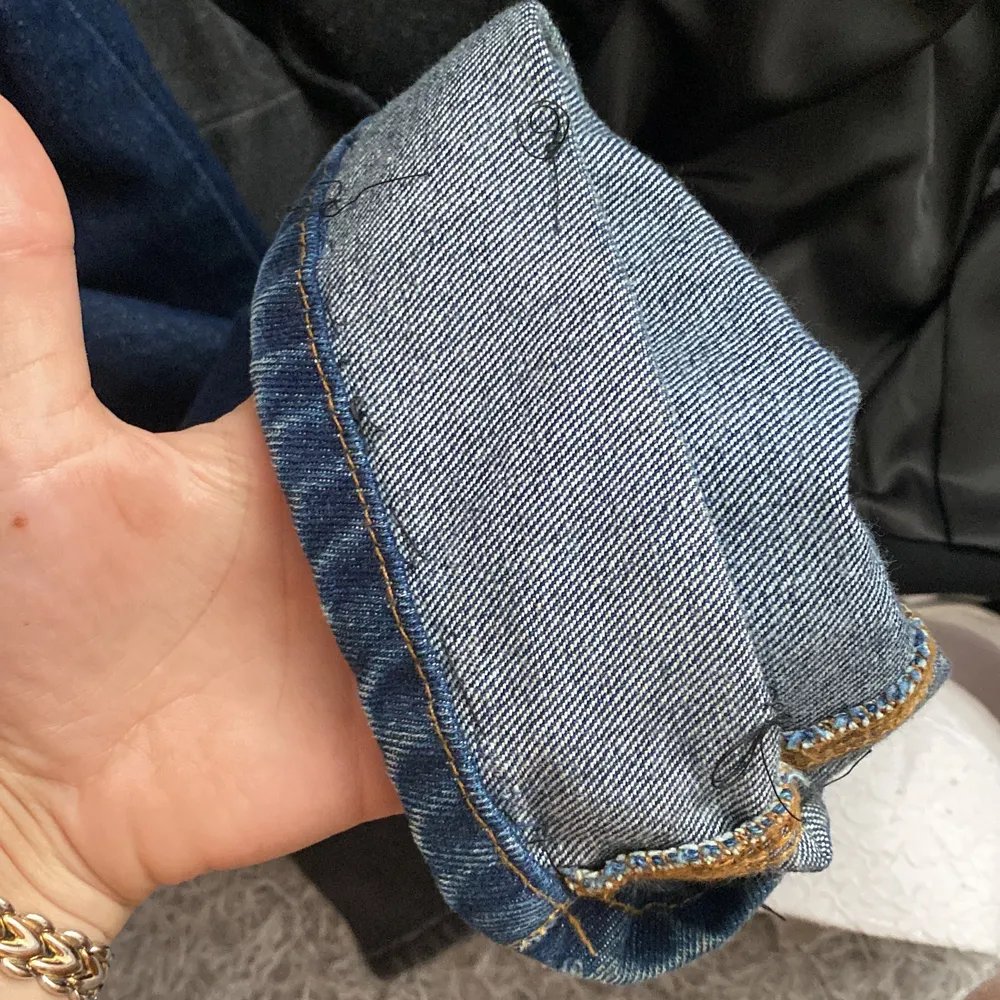 Säljer dessa jeans från Vera Moda i en underbar marinblå färg. Uppsydda längst ner då dem är för långa för mig, men går superbra att sprätta upp men man så vill. Jeans & Byxor.