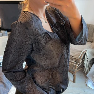 Blus från Twist & Tango - Blus från Twist & Tango i coolt, grått ormskinnsmönster🐍🐍. Enkel, bra modell! Storlek 34 men passar även 36