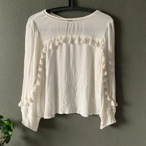 Vit blus  - Jättefin vit blus med söta toffsar på som är använd fåtal gånger. Jättefin nu till sommaren💖