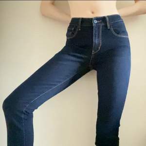 Levis jeans köpta i USA storlek 27, passar mig som har S/M. Medelhög midja med fram och bakfickor, nästan aldrig använda så i princip nyskick! DM för fler bilder :)