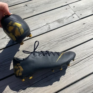 Nike fotbollsskor - de är använda max 1/2 ggr, därav nästan i nyskick, skriv privat för frågor😇
