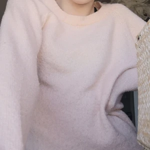 Tjock tröja baby pink - Ärmlängd:56cm mittenlängd:47-51cm ça ett år gammal och använd 2 gånger kommer tvättad. 