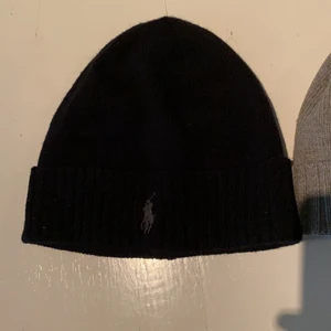 Ralph lauren mössa  - Säljer dessa två Ralph Lauren mössor. Nya kostar dem 499 men jag säljer båda för 200, den svarta är onesize och den gråa S. 