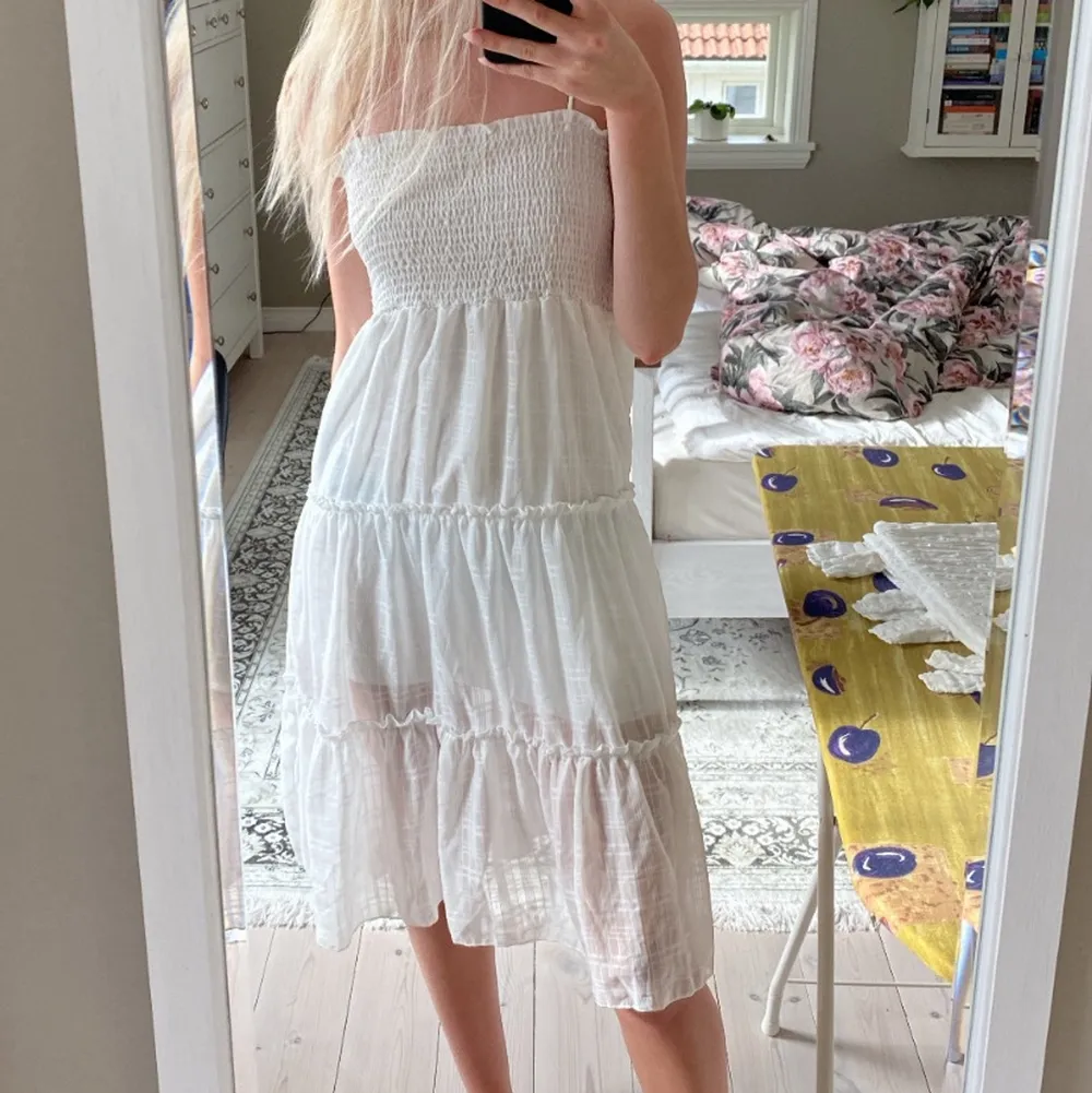 Säljer denna fina vita mid-klänning då den inte gjorde sig rättvisa på min kropp. Endast testad, storlek S men passa nog både mindre och större❤️ frakt tillkommer. Klänningar.