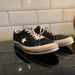 Converse one star 43 - Converse one star svarta i använt men bra skick. Inga slitningar, något smutsiga men tvättas enkelt bort. Storlek 43