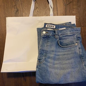 Hope Rush Denim Size 30 - Hej, säljer nu mina hope rush denims i storlek 30. Dom är i bra skick, skulle säga minst 8/10. Inga defekter på byxorna och har påse från köpet. Har ni frågor så skriv i DM. Priset är inte hugget i sten.