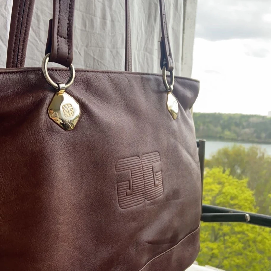 SNYGG BRUN AXELVÄSKA - 91