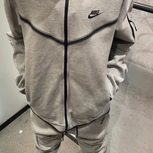 Nike tech fleece tracksuit - Den er str S. Det er ingen merker eller skader. Den er kjøpt ny for litt over en måned siden
