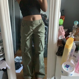 Cargo byxor - Säljer dessa slutsålda cargo byxor från hm i helt ny skick! 