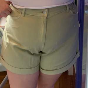 Säljer dessa gröna denim shorts från monki. Färgen ser ut som på första bilden. Aldrig använda. Köpta för 250kr. Storlek waist 36.