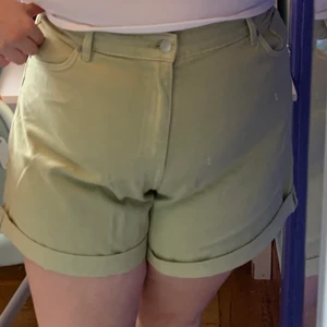 Monki denim shorts  - Säljer dessa gröna denim shorts från monki. Färgen ser ut som på första bilden. Aldrig använda. Köpta för 250kr. Storlek waist 36.
