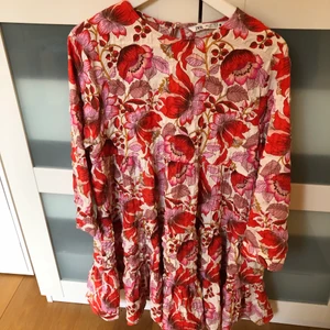 VÄRLDENS HÄRLIGASTE KLÄNNING - Sååå fin klänning!! Den är i storlek large men skulle säga ett den sitter som M 💗 härlig nu till sommaren :) nypriset: 399kr och jag säljer för 250kr då den är använd 1 gång 🌸