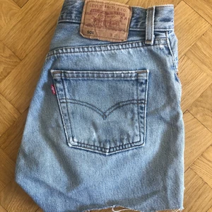 Levis 501 shorts  - Levis 501 shorts. Välanvända men snyggt slitna, har mycket kvar att ge. Säljer då jag har flera andra par. Står w29 men sitter snarare som w26, storlekarna brukar vara mindre på vintage levis.