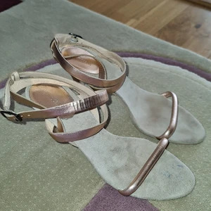 Filippa K strap heel - Snygga sexiga sköna klackar till sommaren.