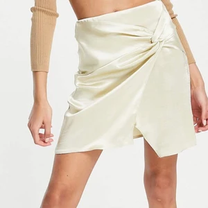 Kjol  - Helt ny super fin kjol! Storlek 40 men är som en 36/38, köpt för 279kr, säljer för 150+ frakt 