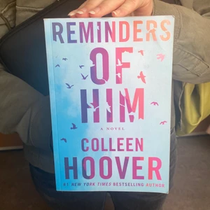 Reminders of Him - Säljer reminders of him av Colleen Hoover som är känd på booktok🌸 jättebra bok!! Har inga defekter🌸 Säljer för 85kr + frakt😊 Den är häftad!