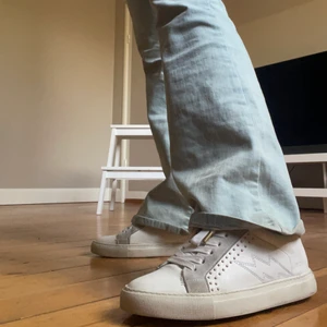 zadig voltaire skor -  vita zadig skor i jättebra skick!! knappt använda pga de är för stora för mig som brukar va 38-39💞💞 skriv för fler bilder