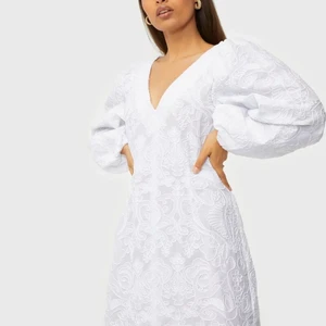 Samsoe samsoe vit klänning - Säljer min superfina studentklänning från Samsoe Samsoe. Storlek M. Använd endast en gång. Önskas bilder på klänningen på mig så skriv🙋🏼‍♀️ nypris 1599 kr. Du som köpare står för frakt. 